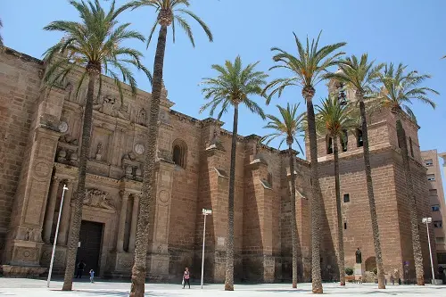 Oficina virtual en Granada centro, Andalucía, para autónomos y empresas de Almería. Recepción y envío de correspondencia, paquetería. Sala de reuniones